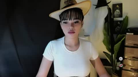 Snapshot of chixies_ladies chatting on June 17, 1:41 am chixies_ladies online show from June 17, 1:41 am