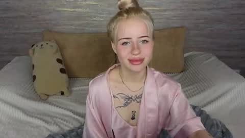 Snapshot of chloe_1dream chatting on June 11, 9:46 pm Chloe online show from June 11, 9:46 pm