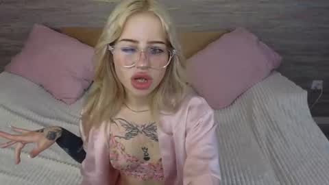 Snapshot of chloe_1dream chatting on June 23, 2:48 pm Chloe online show from June 23, 2:48 pm