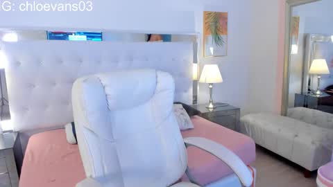 Snapshot of chloe__evans_ chatting on November 13, 11:31 am Chloe online show from November 13, 11:31 am