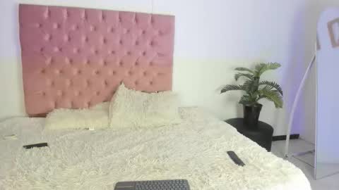 Snapshot of chloe_and_leider chatting on March 18, 12:52 pm chloe and leider online show from March 18, 12:52 pm