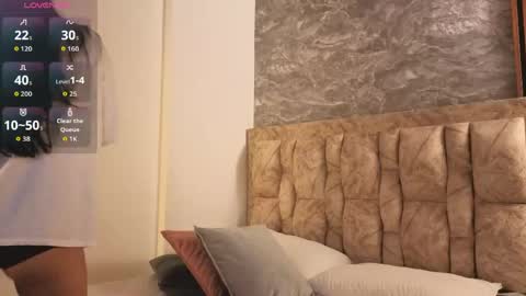 Snapshot of chloe_bluee_ chatting on May 26, 11:17 am chloe_bluee_ online show from May 26, 11:17 am