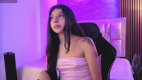 Snapshot of chloe_bluee_ chatting on June 2, 11:12 am chloe_bluee_ online show from June 2, 11:12 am