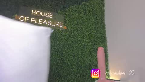 Snapshot of chloe_dee_ chatting on September 22, 12:07 pm Chloe online show from September 22, 12:07 pm