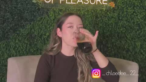 Snapshot of chloe_dee_ chatting on October 20, 11:21 am Chloe online show from October 20, 11:21 am