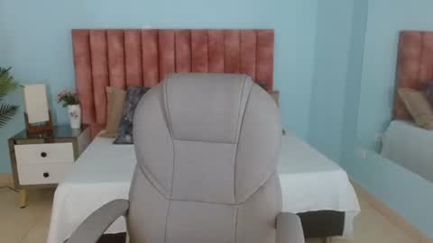 Snapshot of chloe_durand1 chatting on June 11, 8:07 pm chloe_durand1 online show from June 11, 8:07 pm