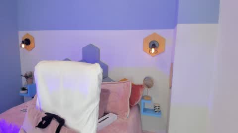 Snapshot of chloe_fischer chatting on May 13, 2:47 pm Chloe online show from May 13, 2:47 pm