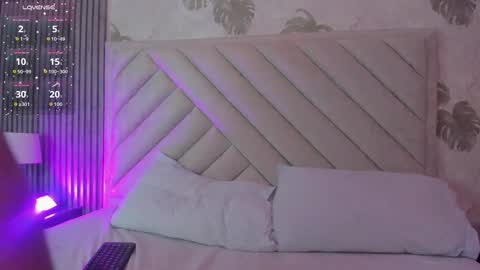 chloe_joness1 online show from November 18, 9:19 pm