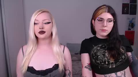Snapshot of chloe_levine chatting on April 12, 11:21 pm Chloe Levine online show from April 12, 11:21 pm