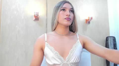 Snapshot of chloe_luxury chatting on March 6, 9:55 pm chloe_luxury online show from March 6, 9:55 pm