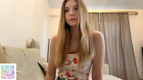 Snapshot of chloe_show chatting on December 1, 1:27 pm hloe online show from December 1, 1:27 pm