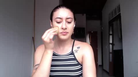 Snapshot of chloe_vahos chatting on May 1, 7:51 pm Chloe online show from May 1, 7:51 pm