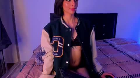 Snapshot of chloeaddamss chatting on November 29, 4:37 am 3 online show from November 29, 4:37 am