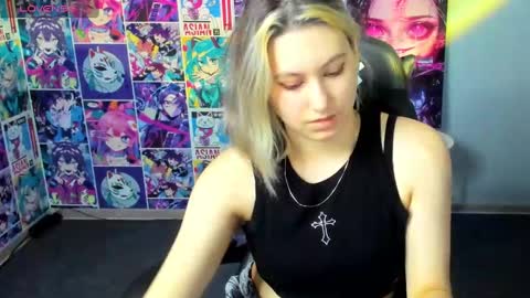 Snapshot of chloebloss0m chatting on February 19, 4:34 am Boni online show from February 19, 4:34 am