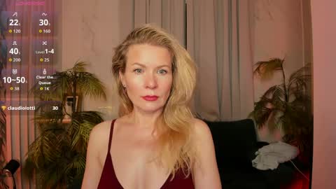 Snapshot of chloeblurr chatting on April 24, 1:13 pm Julia online show from April 24, 1:13 pm