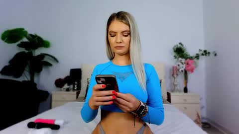 Snapshot of chloecheryy chatting on October 1, 4:18 am Chloe online show from October 1, 4:18 am