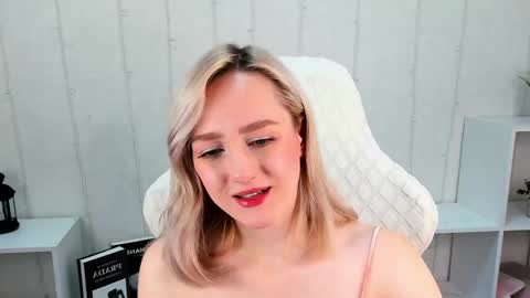 Snapshot of chloedeccker chatting on June 4, 1:22 am Chloe Deccker online show from June 4, 1:22 am