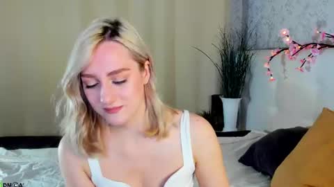 Snapshot of chloedeccker chatting on June 11, 1:05 am Chloe Deccker online show from June 11, 1:05 am
