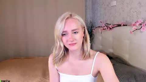 Snapshot of chloedeccker chatting on June 22, 3:25 am Chloe Deccker online show from June 22, 3:25 am