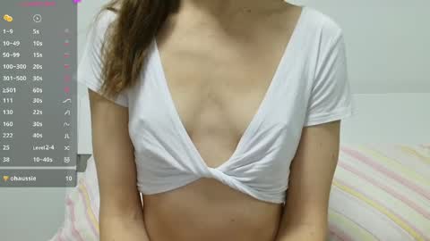 Snapshot of chloee__x chatting on June 5, 2:07 am chloee__x online show from June 5, 2:07 am