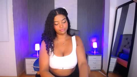 chloee_hs online show from December 19, 3:18 am