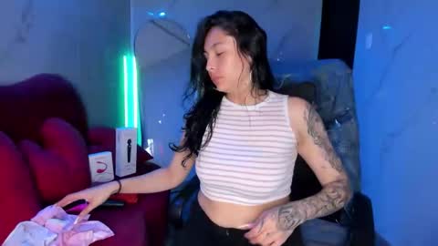 Snapshot of chloee_thompson chatting on September 21, 3:19 am ChloeeThompson online show from September 21, 3:19 am