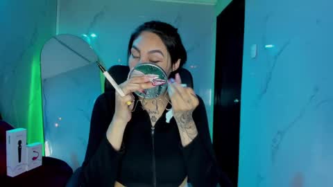 Snapshot of chloee_thompson chatting on September 25, 3:43 am ChloeeThompson online show from September 25, 3:43 am