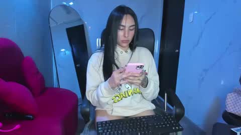 Snapshot of chloee_thompson chatting on November 5, 3:06 am ChloeeThompson online show from November 5, 3:06 am