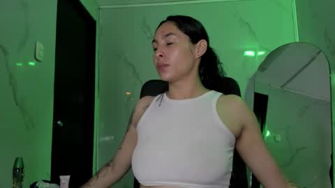 Snapshot of chloee_thompson chatting on December 23, 3:15 am ChloeeThompson online show from December 23, 3:15 am