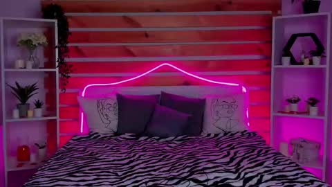 Snapshot of chloejenyss chatting on December 4, 1:15 am Chloe online show from December 4, 1:15 am