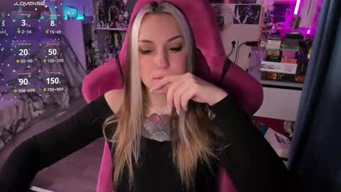 Snapshot of chloekohaku chatting on November 20, 3:28 am ChloeKohaku online show from November 20, 3:28 am