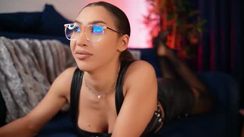 chloemin_ online show from December 2, 7:25 am