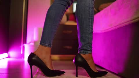 chloemin_ online show from February 12, 7:58 am