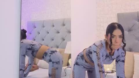 C H L O E  M O O N online show from March 25, 12:00 pm