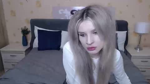 chloemurmeow online show from September 18, 8:00 pm