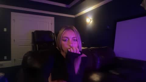 chloeros3e online show from September 29, 5:18 pm