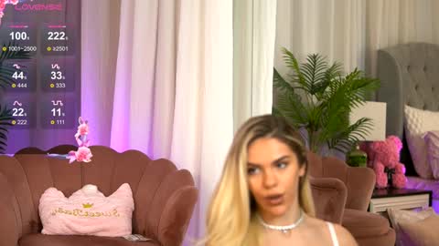 Snapshot of chloevelvet chatting on February 3, 9:39 pm Chloe online show from February 3, 9:39 pm