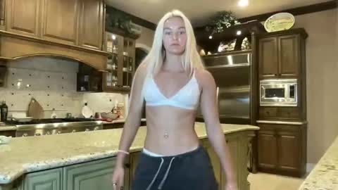 Chloe Babe online show from April 18, 6:17 am