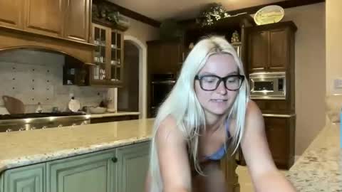 Snapshot of chloexbabe chatting on April 29, 7:12 am Chloe Babe online show from April 29, 7:12 am