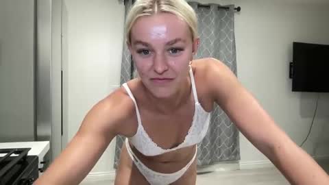 Snapshot of chloexbabe chatting on May 20, 5:35 am Chloe Babe online show from May 20, 5:35 am