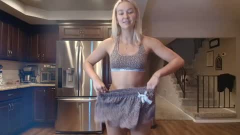 Snapshot of chloexbabe chatting on June 13, 6:00 am Chloe Babe online show from June 13, 6:00 am