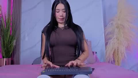 Snapshot of chlooee_ chatting on April 1, 12:11 am Chlooe online show from April 1, 12:11 am
