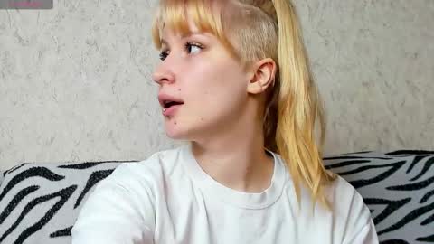 Snapshot of choco_meowx chatting on March 19, 8:07 am choco_meowx online show from March 19, 8:07 am