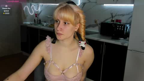 Snapshot of choco_meowx chatting on April 3, 6:22 am choco_meowx online show from April 3, 6:22 am