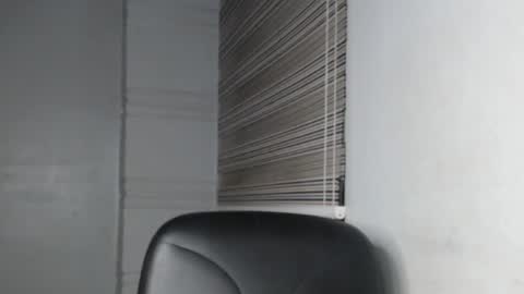 Snapshot of choco_petitqueen chatting on December 15, 5:01 am choco_petitqueen online show from December 15, 5:01 am