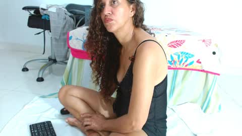 Snapshot of chocorramitavagina19 chatting on April 9, 6:19 am maria online show from April 9, 6:19 am