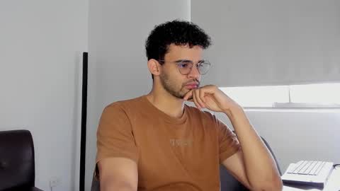 Snapshot of chrisandrew_ chatting on October 21, 2:40 pm Im Chirs IM MODEL INDEPENDT online show from October 21, 2:40 pm