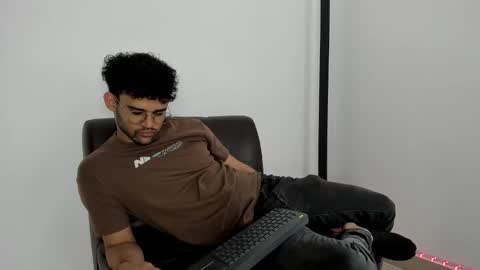 Snapshot of chrisandrew_ chatting on October 22, 2:50 pm Im Chirs IM MODEL INDEPENDT online show from October 22, 2:50 pm