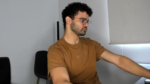 Snapshot of chrisandrew_ chatting on November 10, 3:33 pm Im Chirs IM MODEL INDEPENDT online show from November 10, 3:33 pm