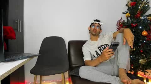 Snapshot of chrisandrew_ chatting on November 27, 2:13 am Im Chirs IM MODEL INDEPENDT online show from November 27, 2:13 am